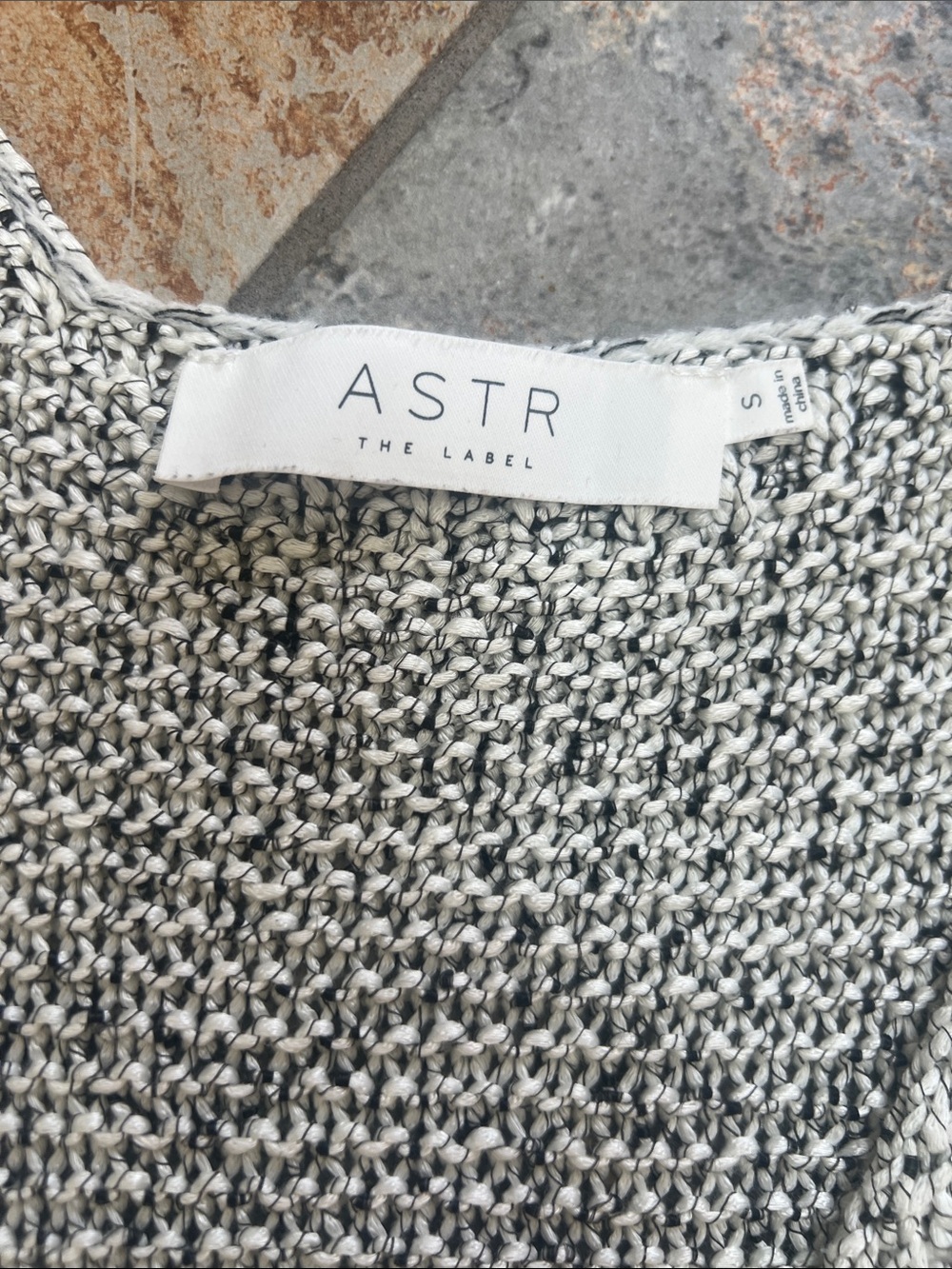 Astr Marled Gray and Cream V-Neck Knit Sleeveless Sweater - Picture 4 of 6